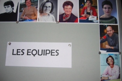 Panneau avec photos des collaborateurs