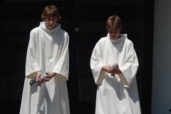 Malleray 2010 - Messe TV, enfants de choeur avec colombes